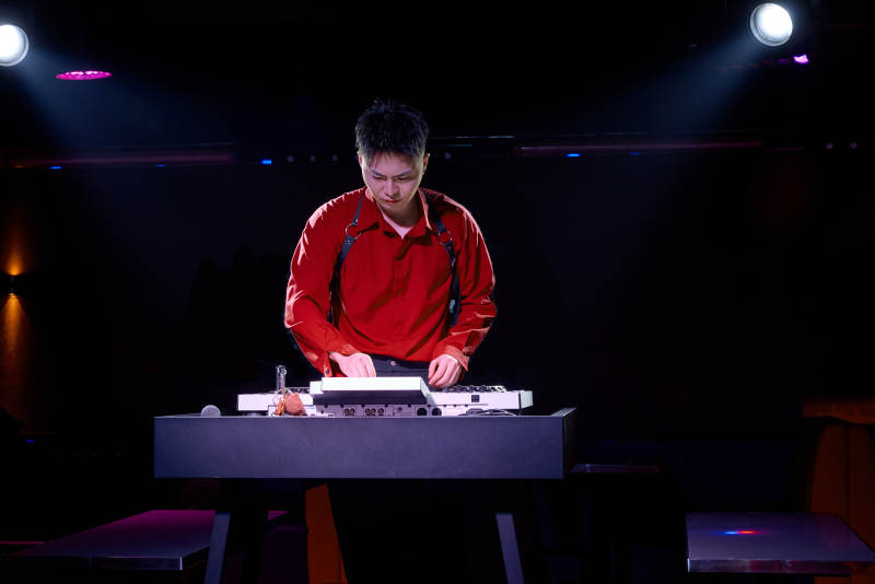 酒吧夜店进行才艺表演的男性音乐DJ图片