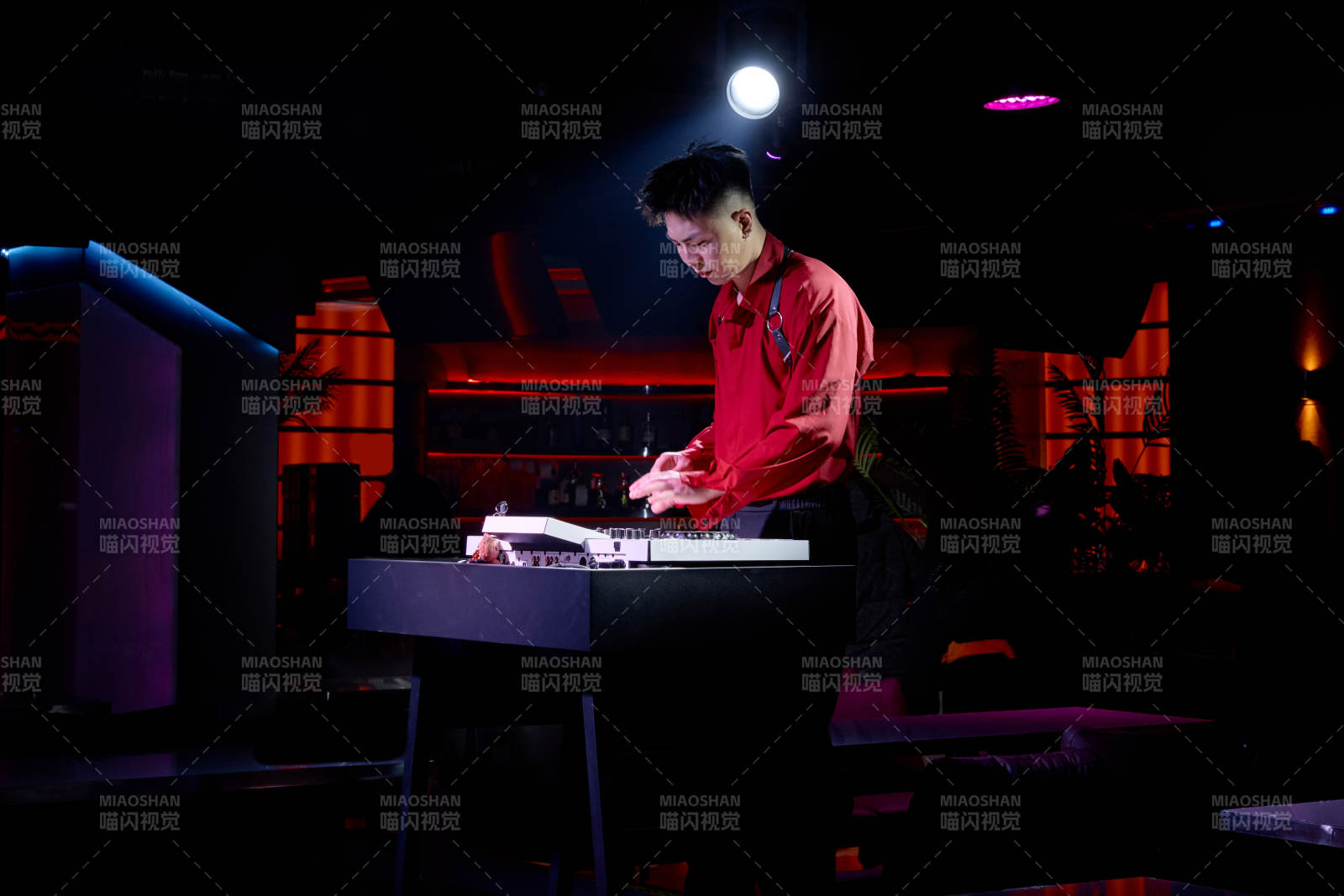 酒吧夜店进行才艺表演的男性音乐DJ图片