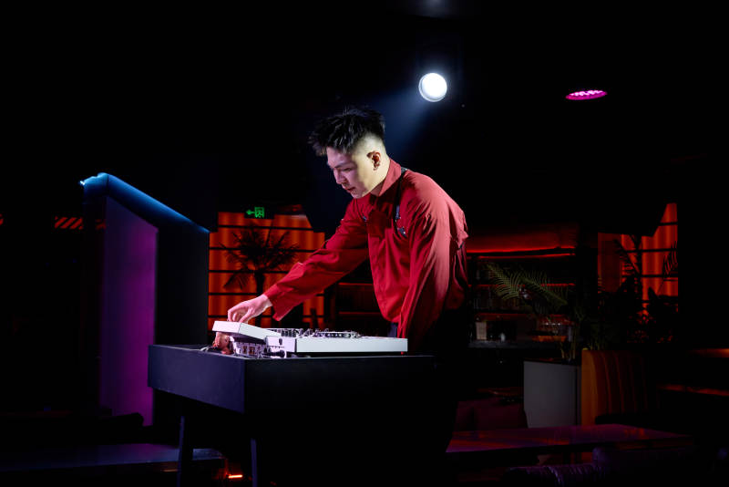 酒吧夜店进行才艺表演的男性音乐DJ图片