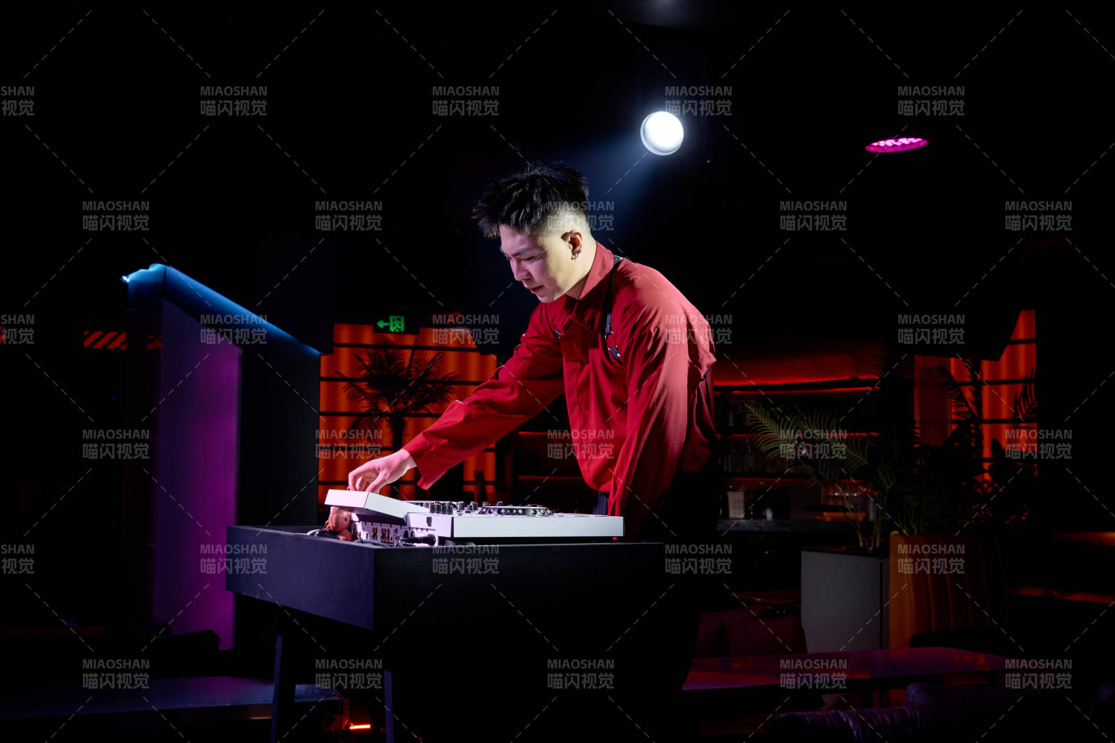 酒吧夜店进行才艺表演的男性音乐DJ图片