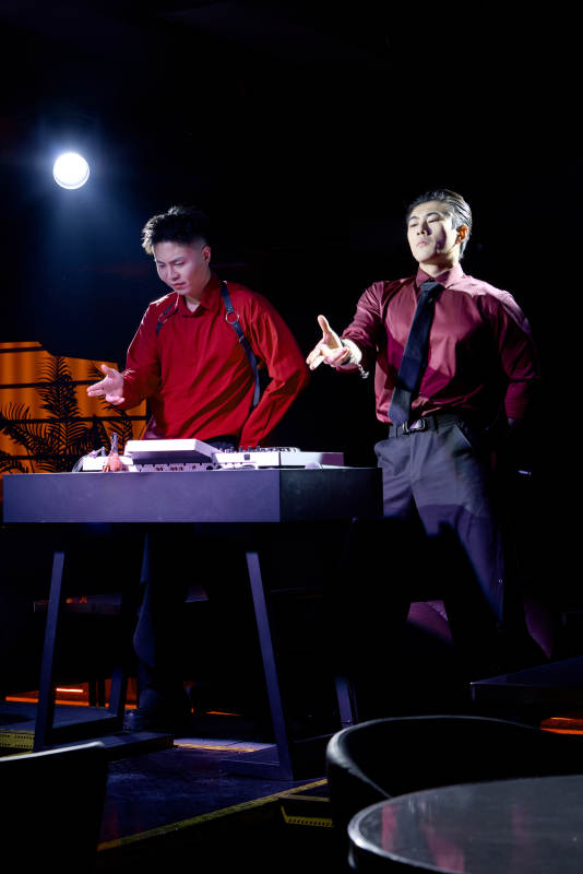 人与食物紧张忙碌的中餐厨房图片