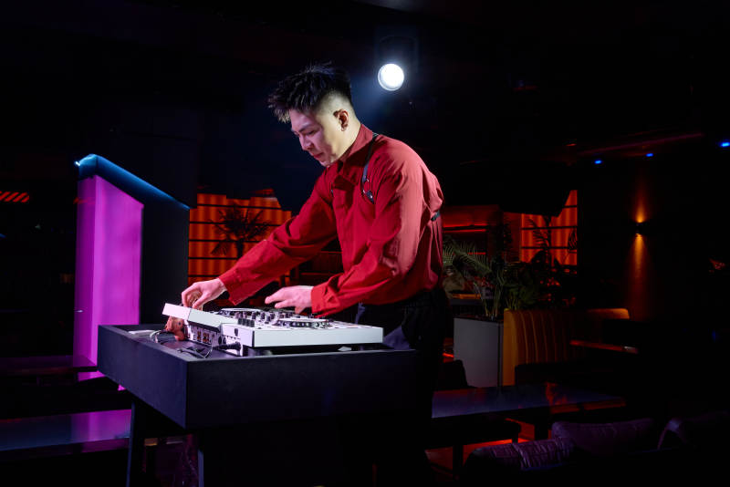 酒吧夜店进行才艺表演的男性音乐DJ图片