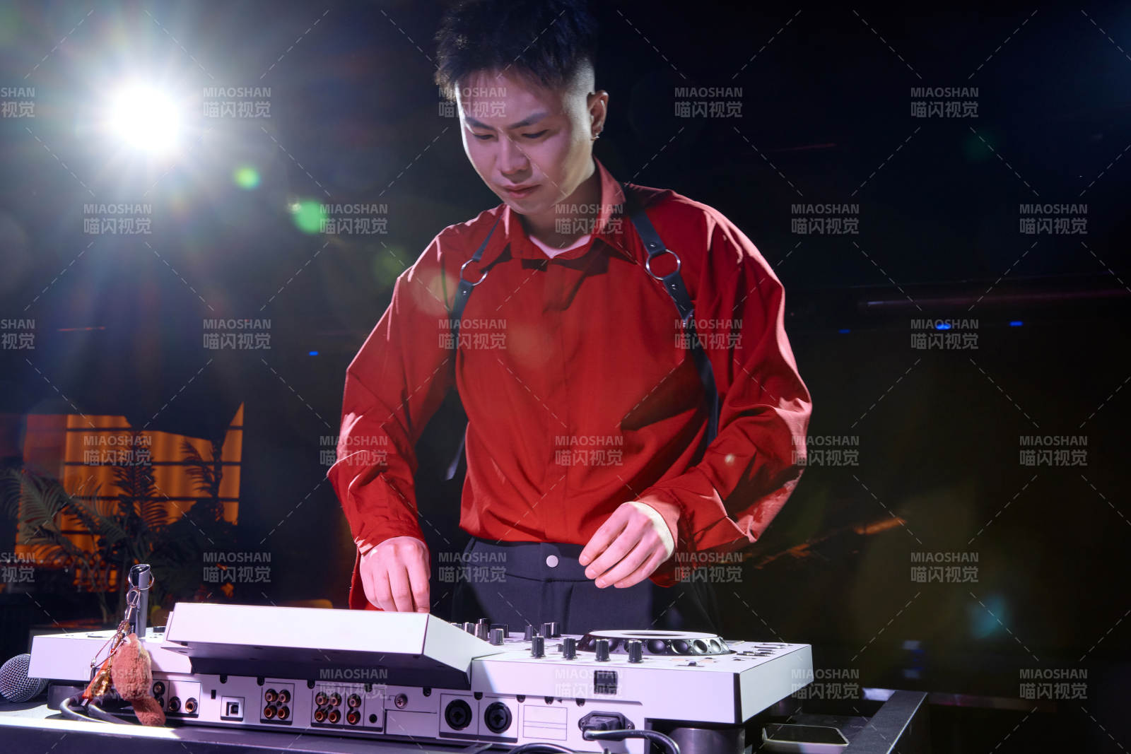 酒吧夜店进行才艺表演的男性音乐DJ图片