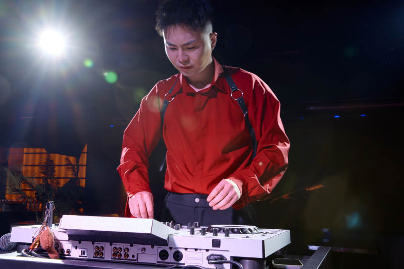 酒吧夜店进行才艺表演的男性音乐DJ图片