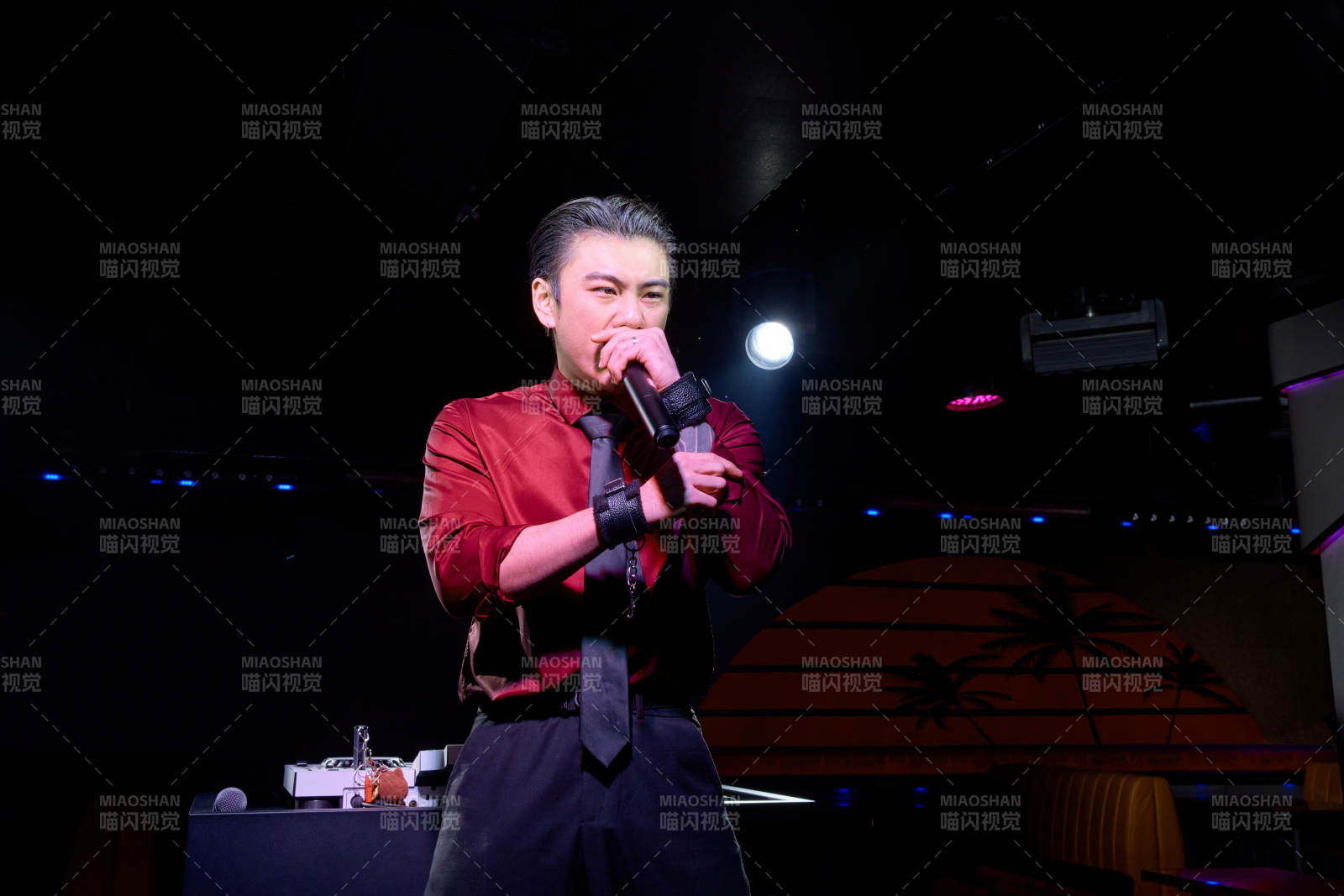 酒吧夜店进行才艺表演的男性音乐DJ图片