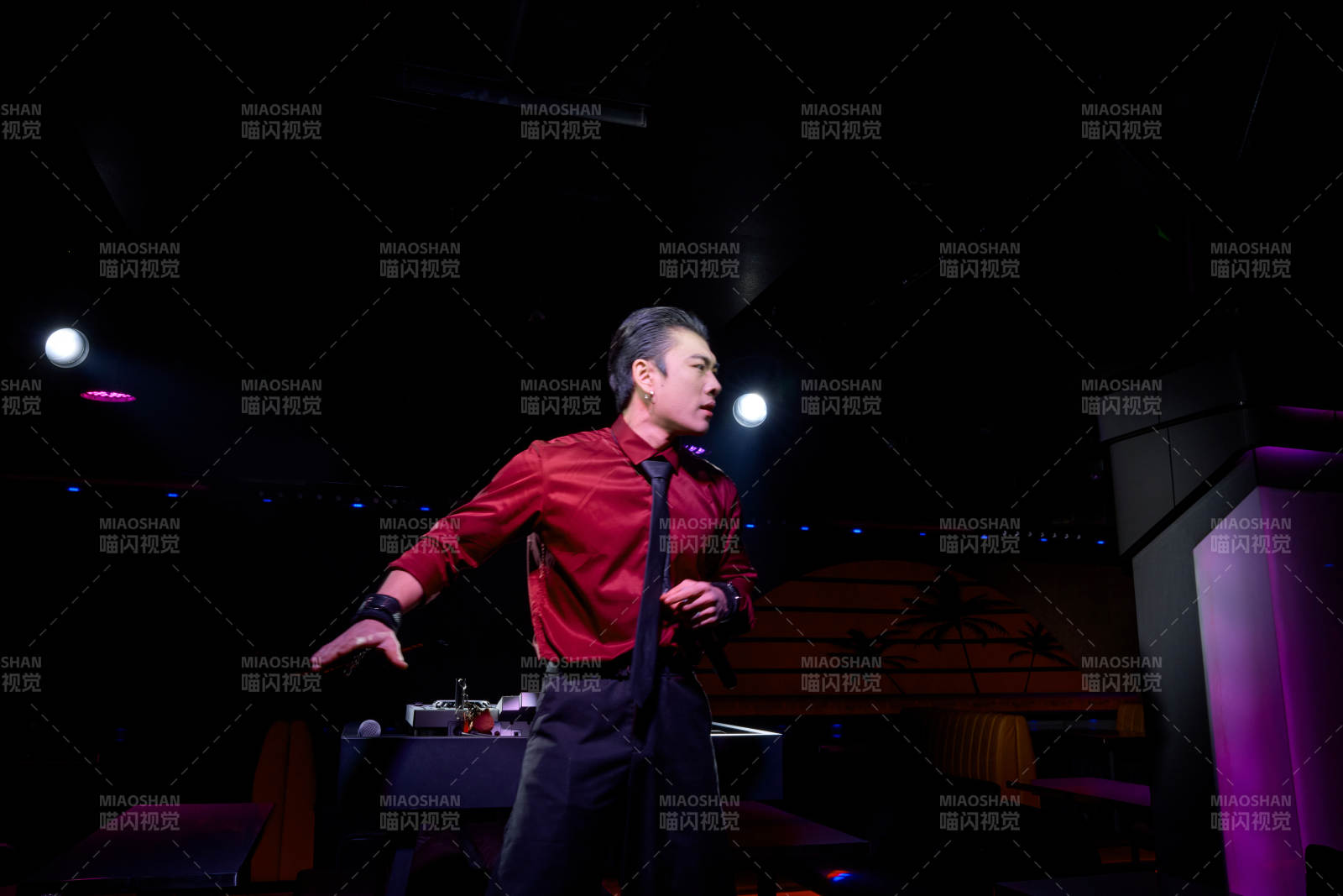 酒吧夜店进行才艺表演的男性音乐DJ图片