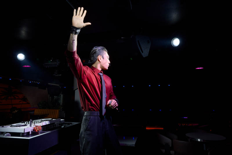 酒吧夜店进行才艺表演的男性音乐DJ图片