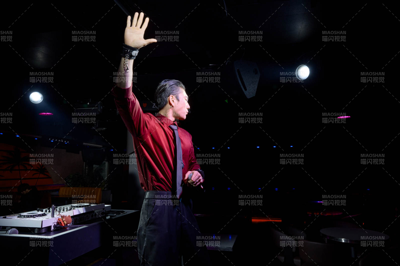 酒吧夜店进行才艺表演的男性音乐DJ图片