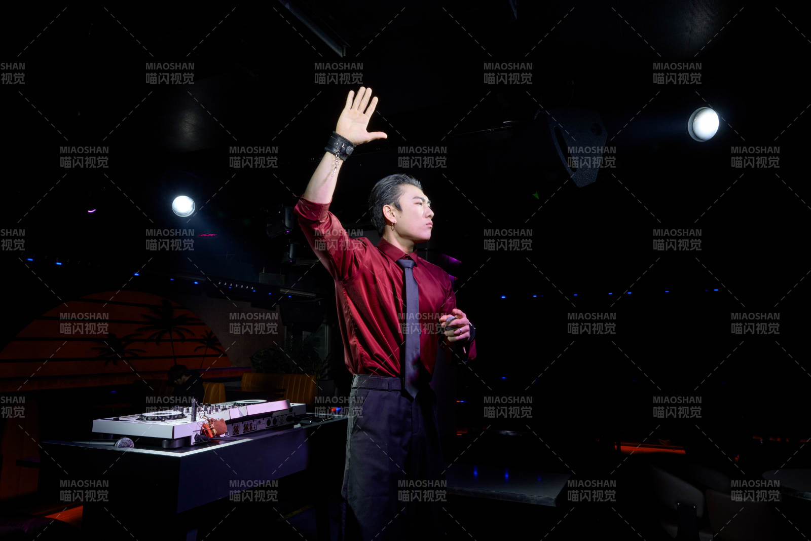 酒吧夜店进行才艺表演的男性音乐DJ图片