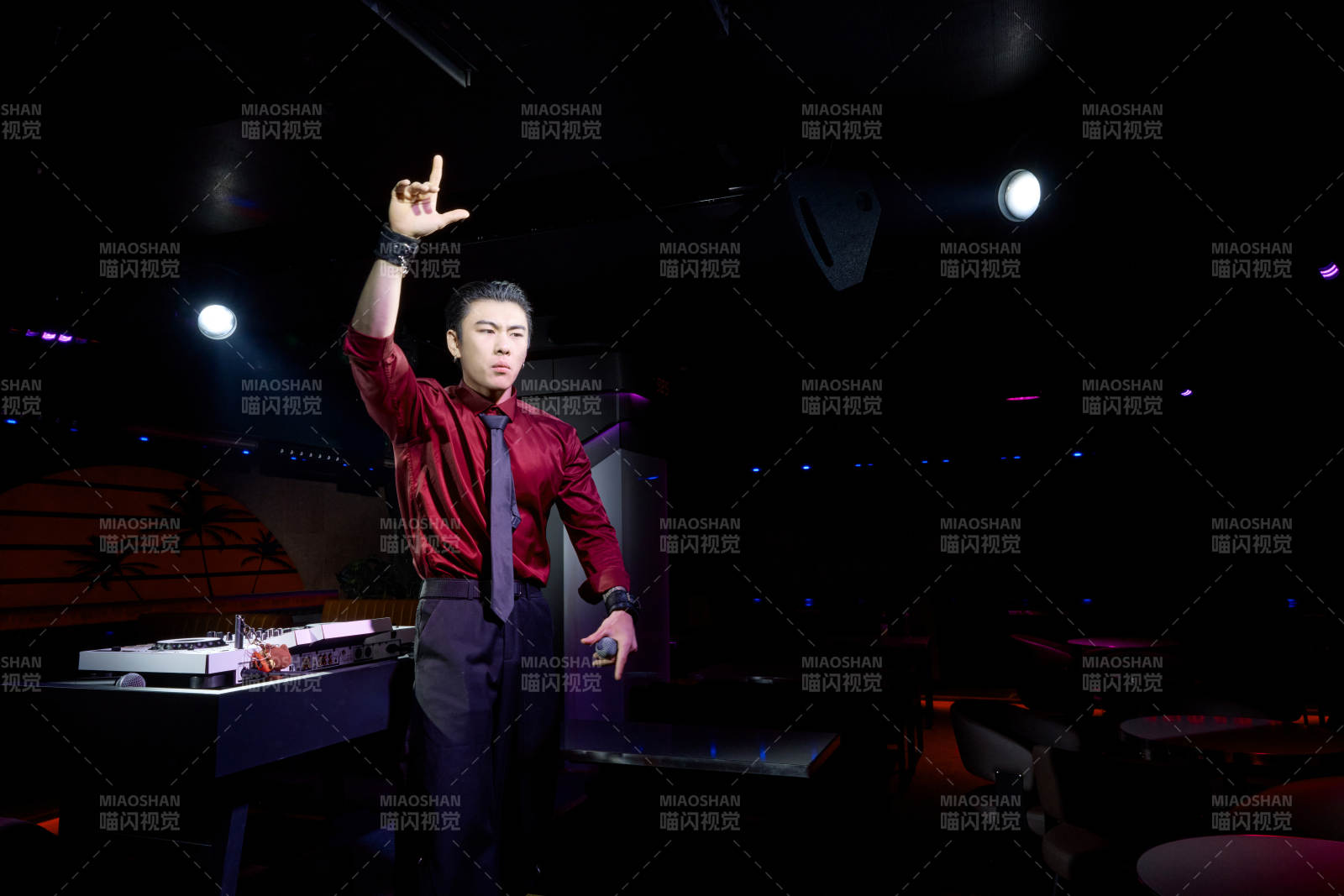 酒吧夜店进行才艺表演的男性音乐DJ图片