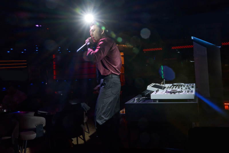 酒吧夜店进行才艺表演的男性音乐DJ图片