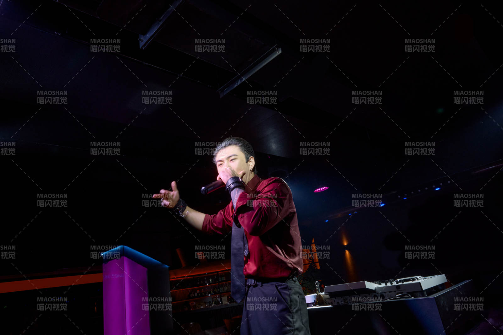 酒吧夜店进行才艺表演的男性音乐DJ图片