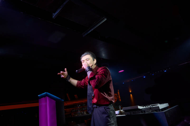 酒吧夜店进行才艺表演的男性音乐DJ图片