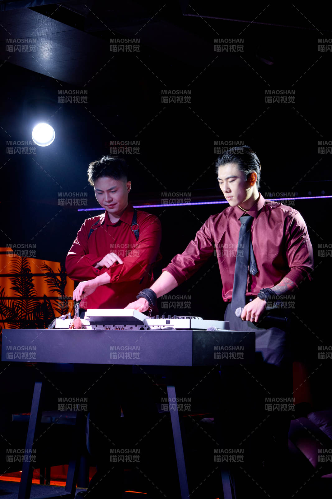 人与食物紧张忙碌的中餐厨房图片