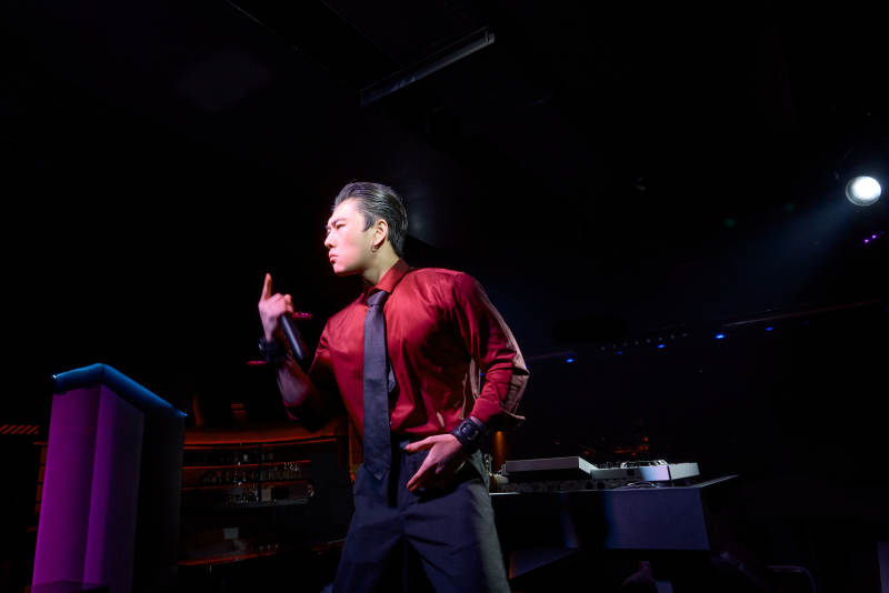 酒吧夜店进行才艺表演的男性音乐DJ图片