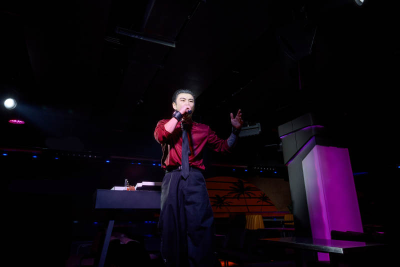 酒吧夜店进行才艺表演的男性音乐DJ图片