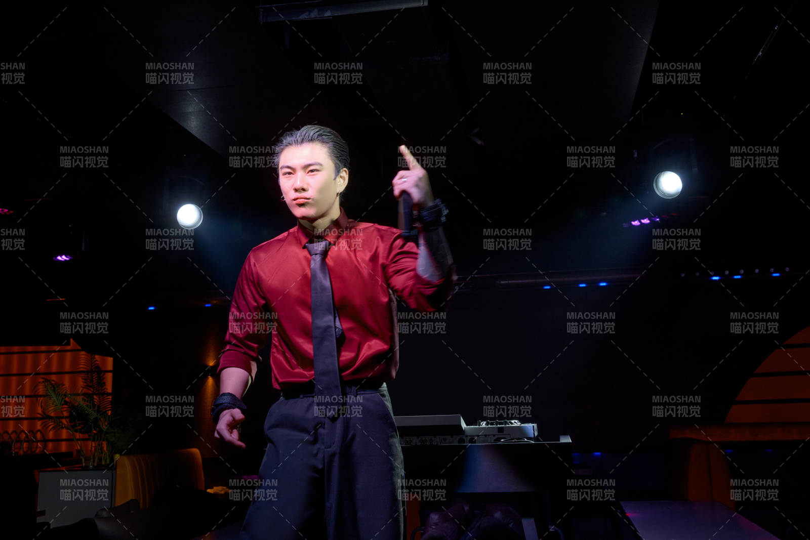 酒吧夜店进行才艺表演的男性音乐DJ图片