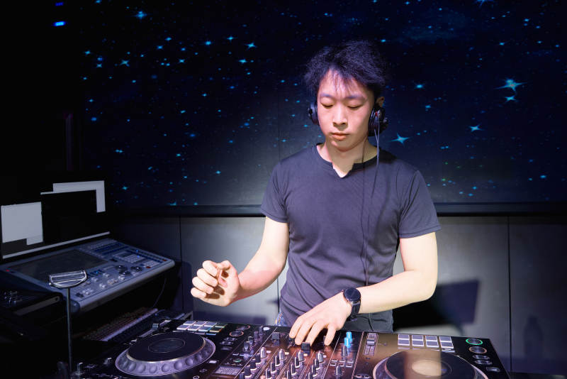 酒吧夜店进行才艺表演的男性音乐DJ图片