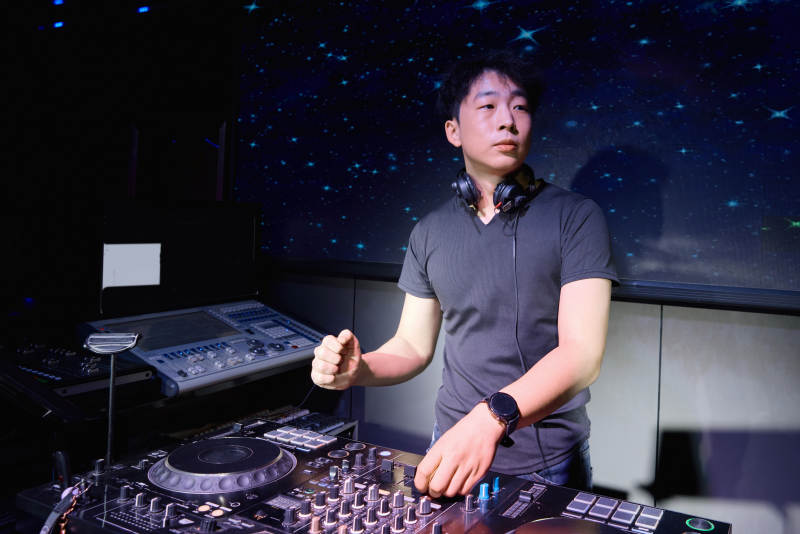 酒吧夜店进行才艺表演的男性音乐DJ图片