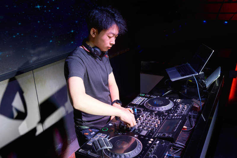 酒吧夜店进行才艺表演的男性音乐DJ图片