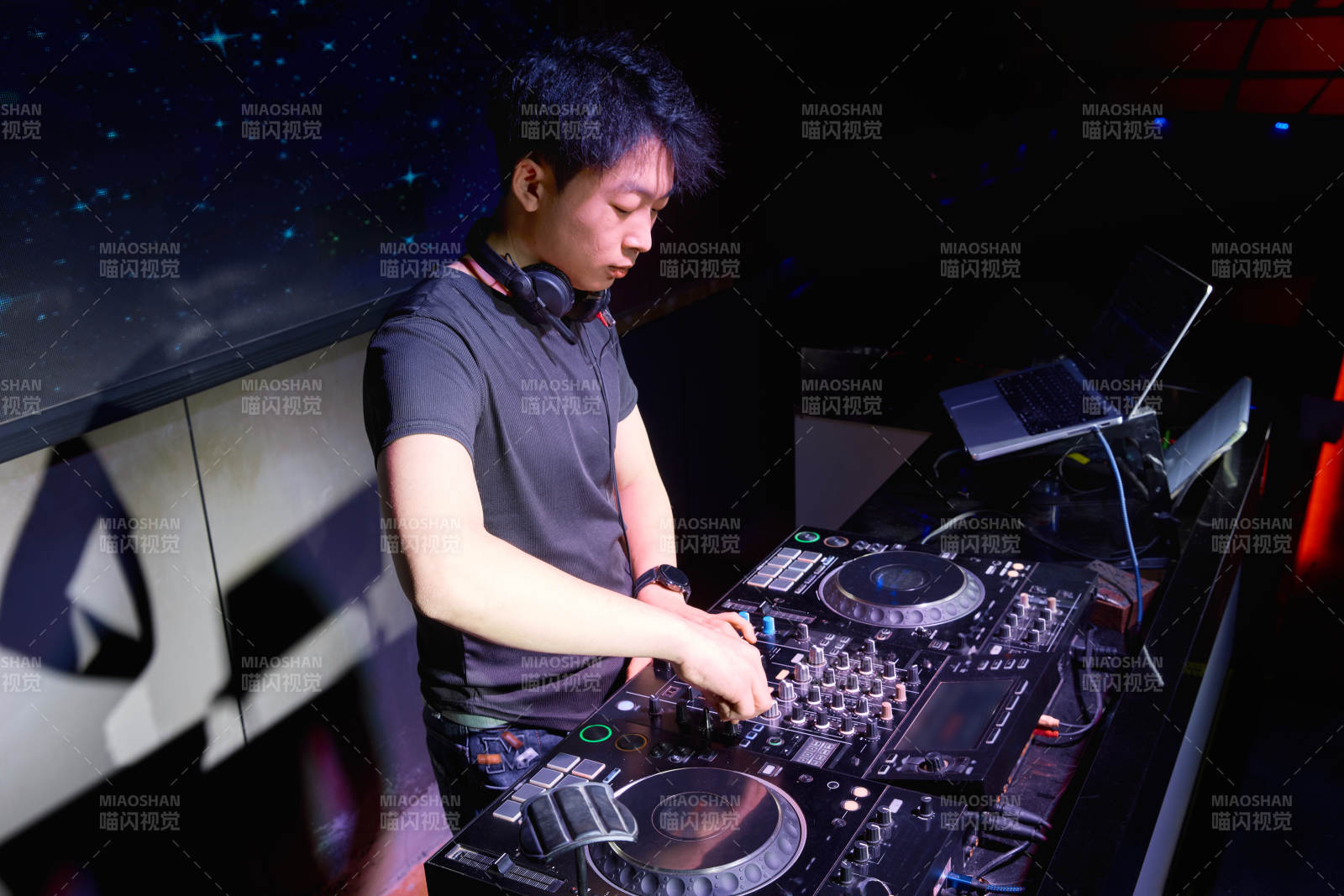 酒吧夜店进行才艺表演的男性音乐DJ图片