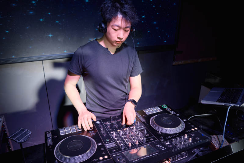 酒吧夜店进行才艺表演的男性音乐DJ图片