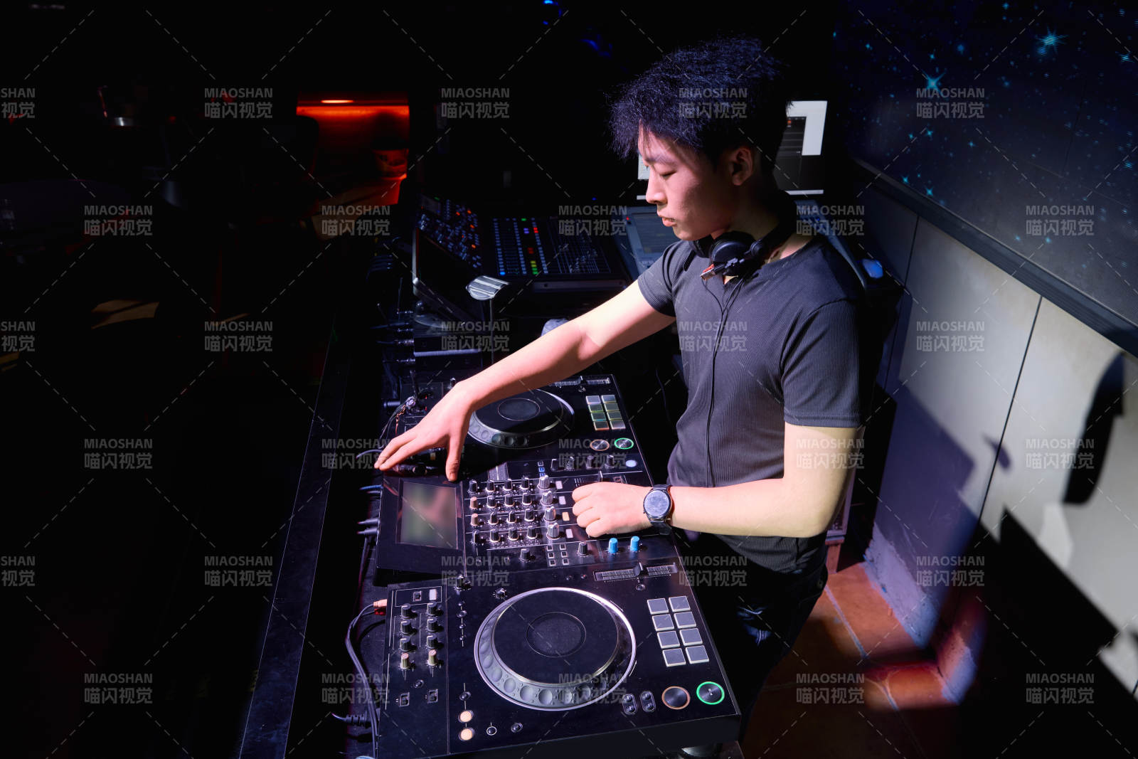 酒吧夜店进行才艺表演的男性音乐DJ图片