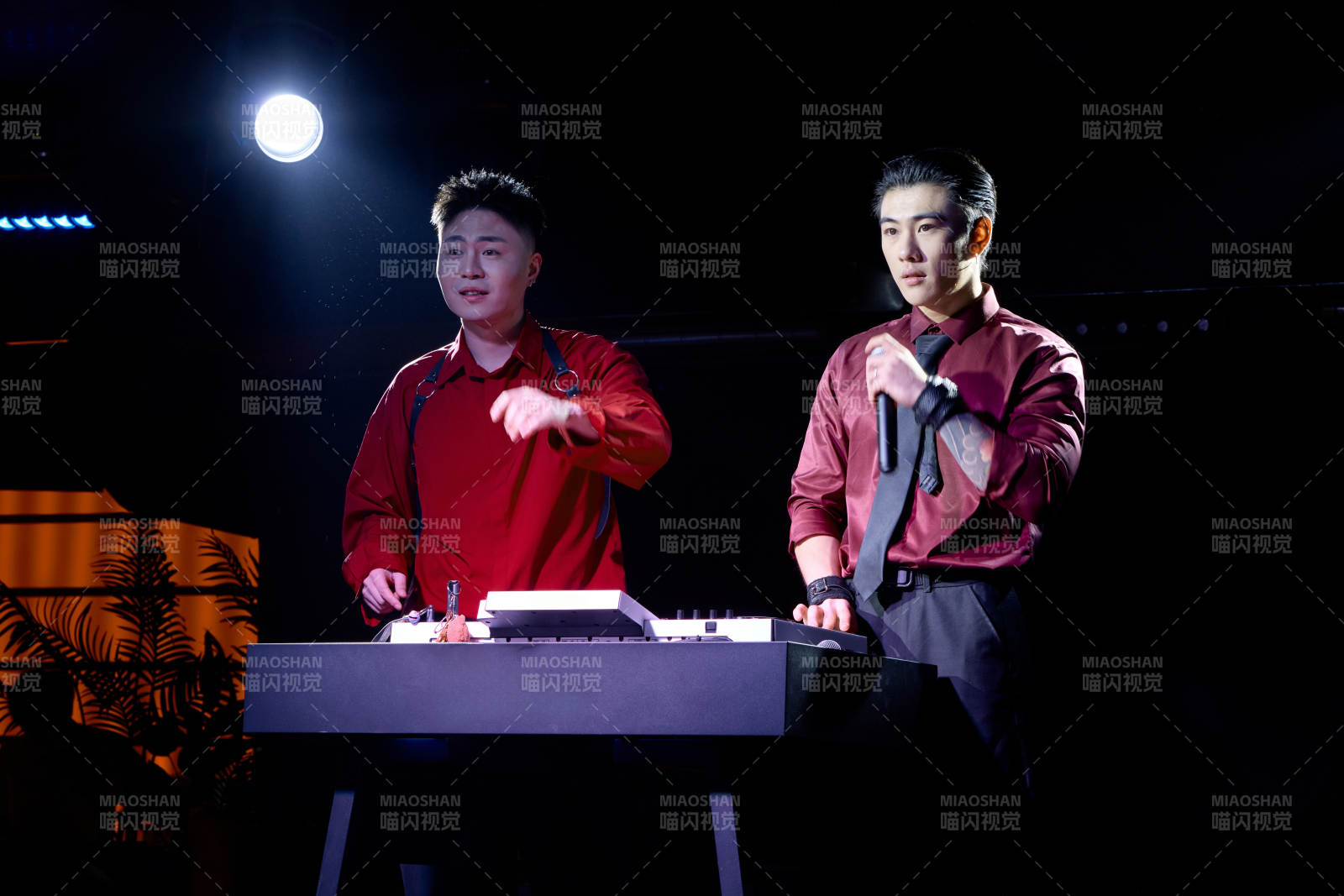 烧烤店后厨的厨师在烤炉上的烤制美食肉串图片