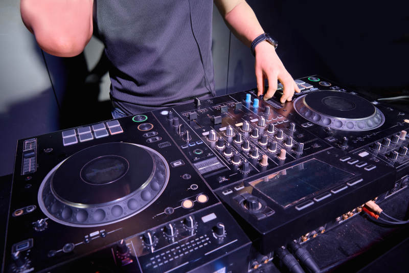 酒吧夜店进行才艺表演的男性音乐DJ图片