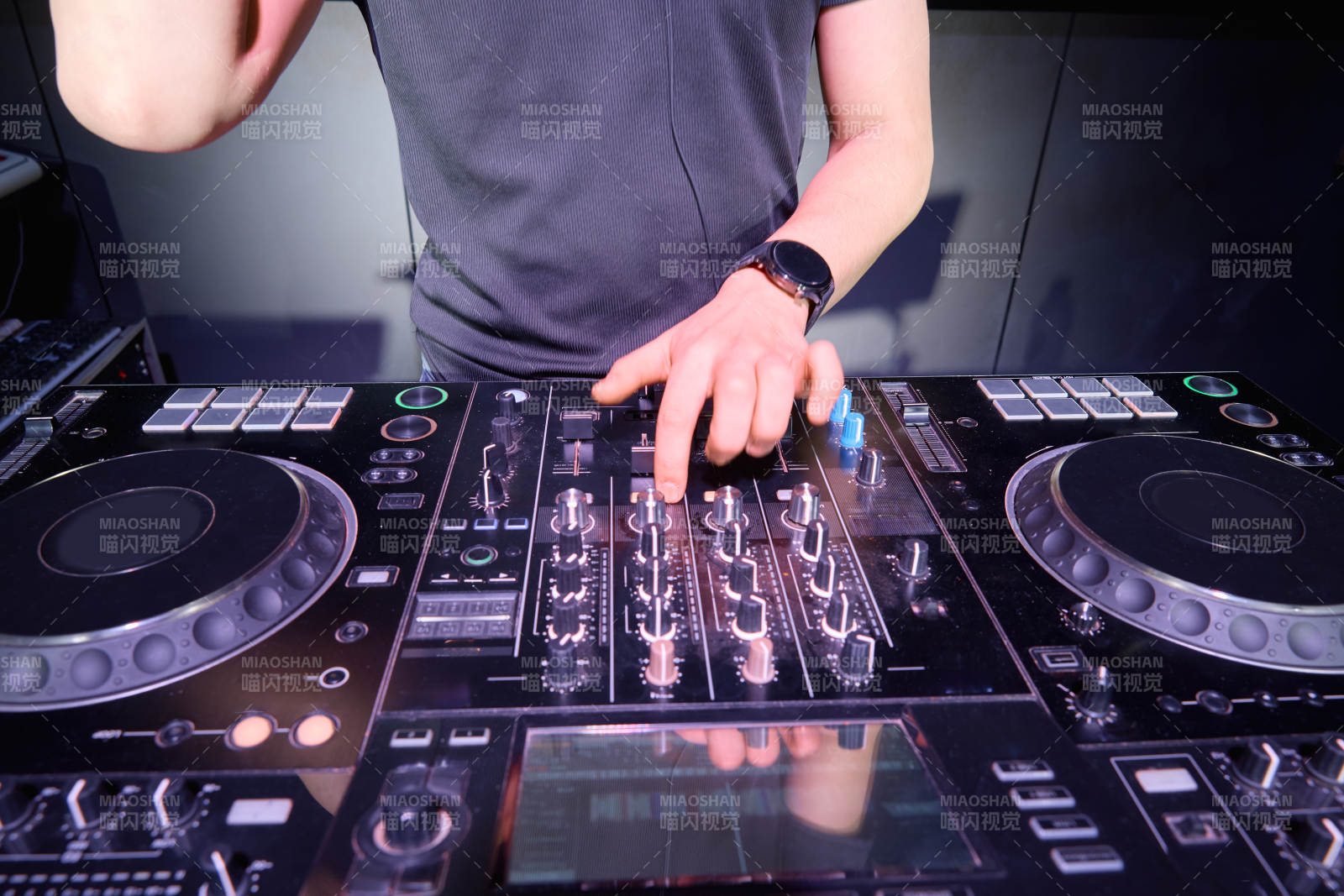 酒吧夜店进行才艺表演的男性音乐DJ图片