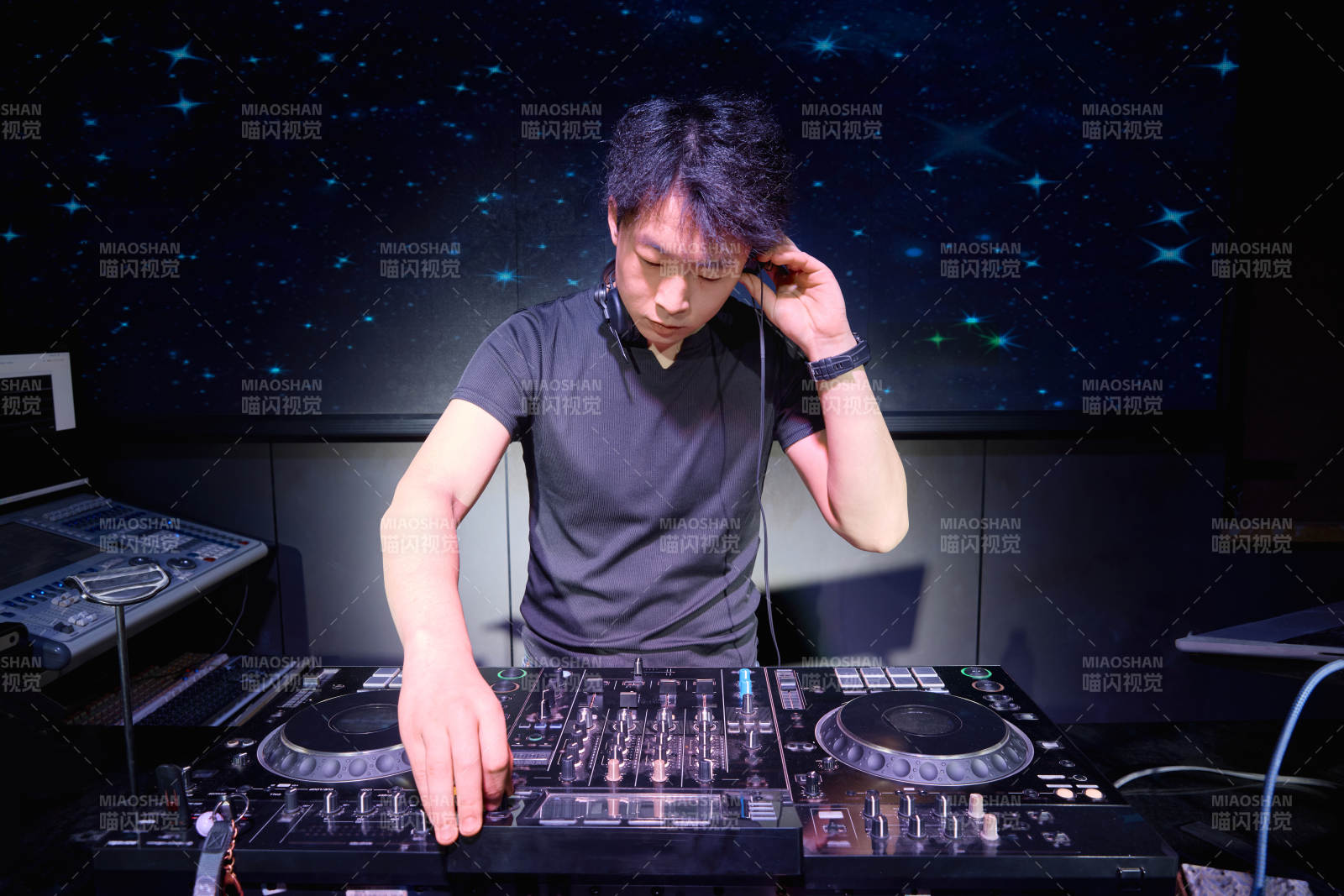 酒吧夜店进行才艺表演的男性音乐DJ图片