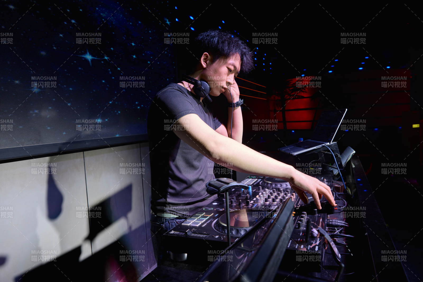 酒吧夜店进行才艺表演的男性音乐DJ图片