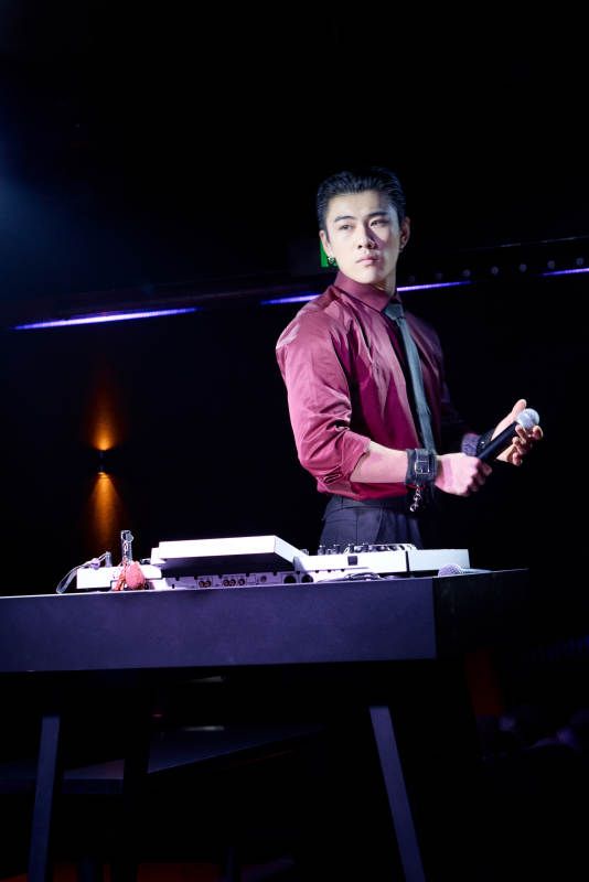 烧烤店后厨的厨师在烤炉上的烤制美食肉串图片