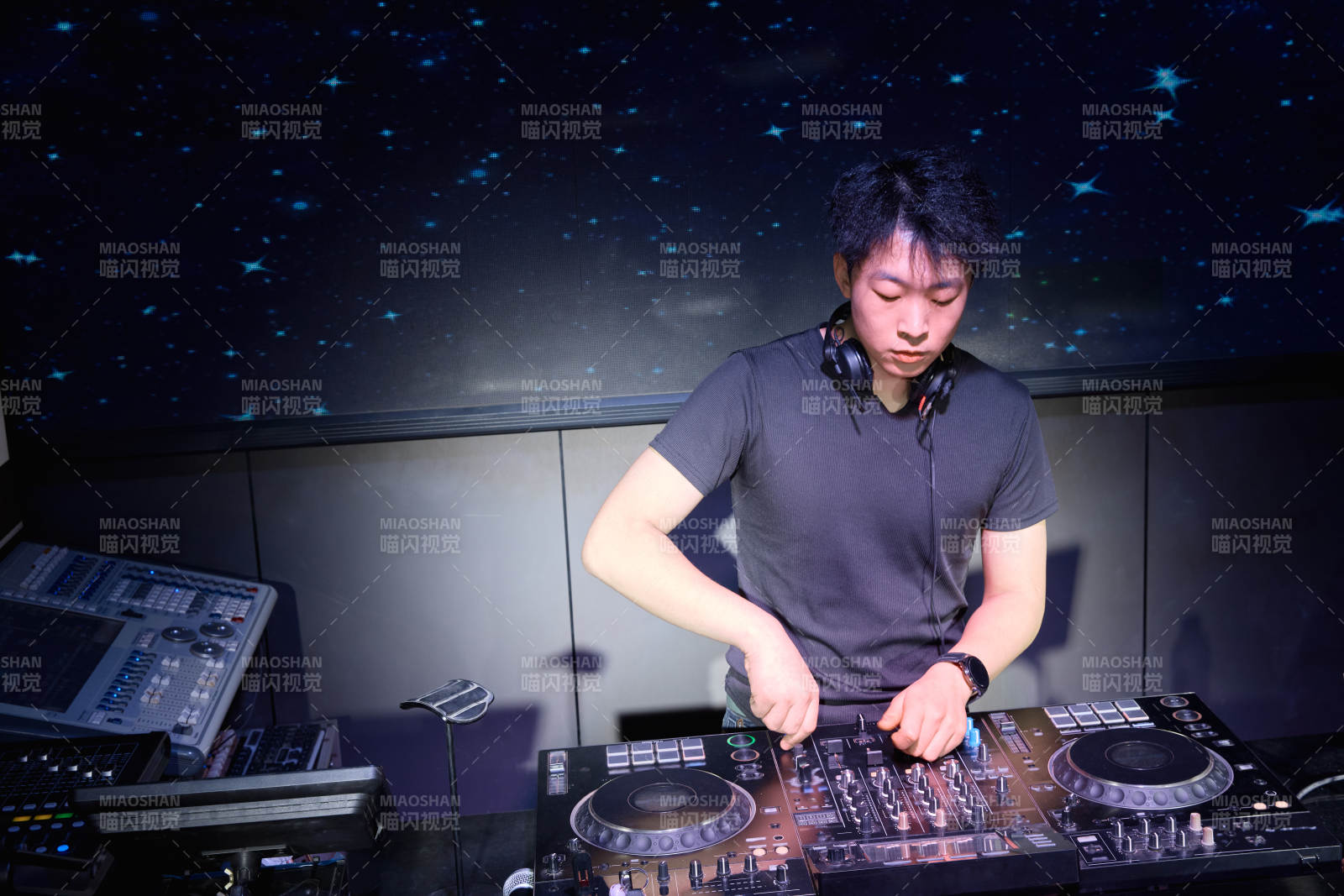 酒吧夜店进行才艺表演的男性音乐DJ图片