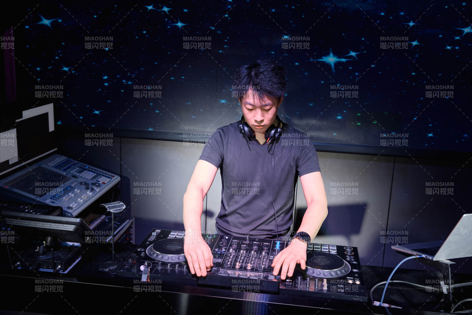 酒吧夜店进行才艺表演的男性音乐DJ图片
