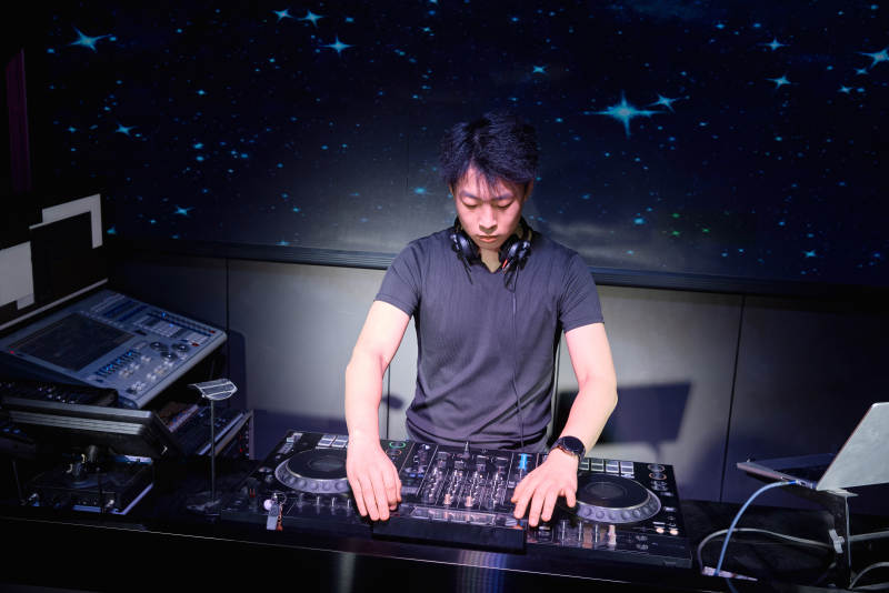 酒吧夜店进行才艺表演的男性音乐DJ图片