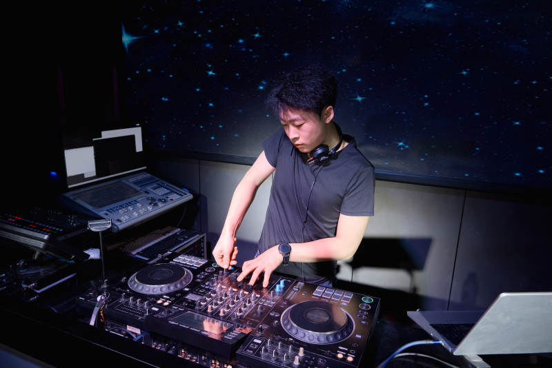 酒吧夜店进行才艺表演的男性音乐DJ图片