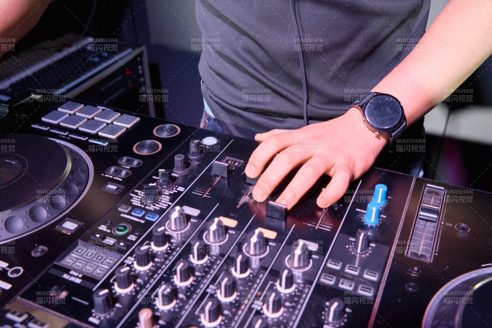 酒吧夜店进行才艺表演的男性音乐DJ图片