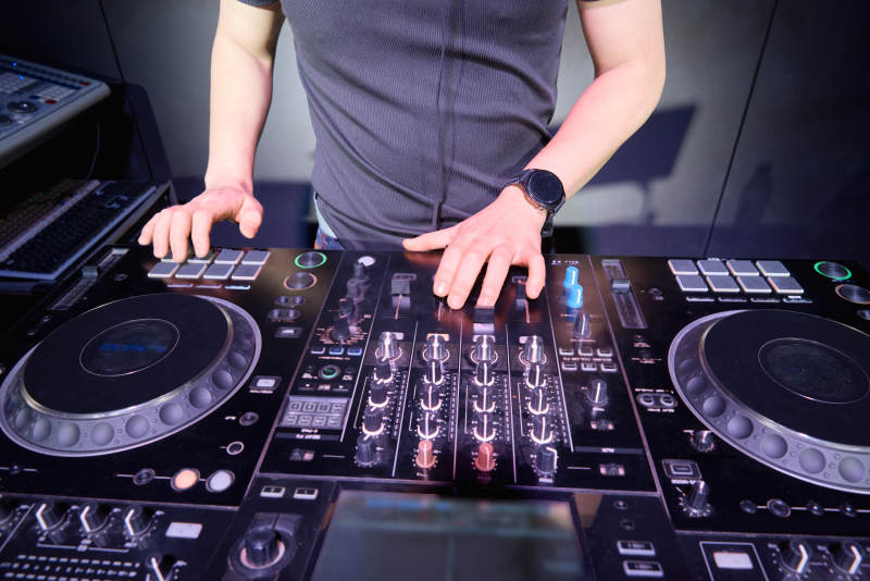 酒吧夜店进行才艺表演的男性音乐DJ图片