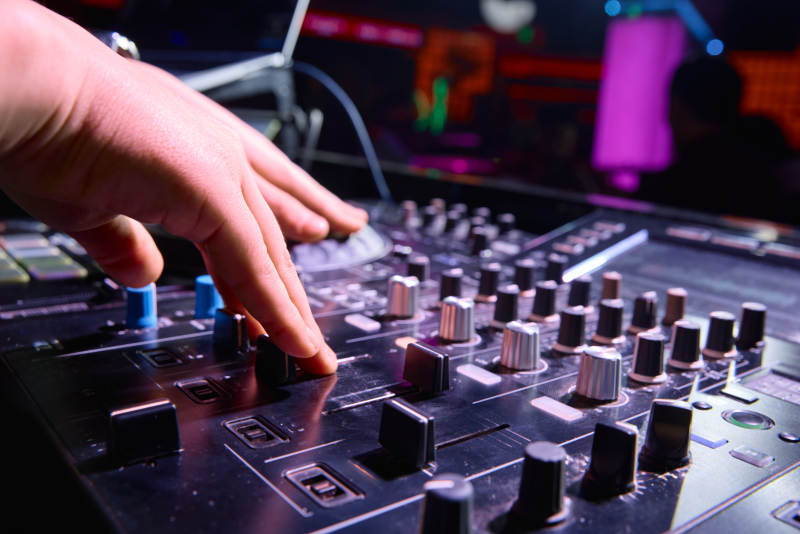 酒吧夜店进行才艺表演的男性音乐DJ图片