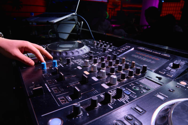 酒吧夜店进行才艺表演的男性音乐DJ图片