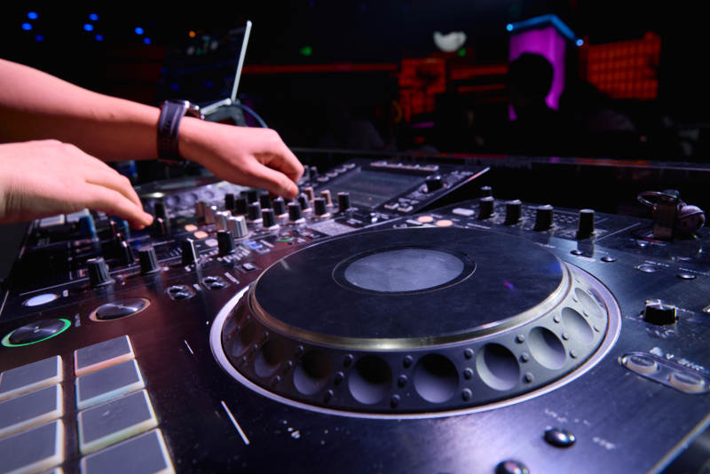 酒吧夜店进行才艺表演的男性音乐DJ图片