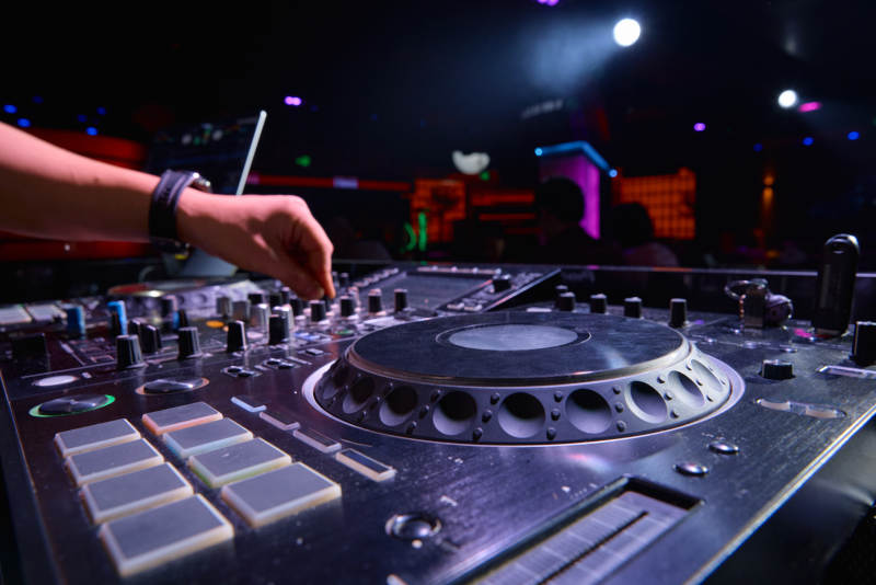 酒吧夜店进行才艺表演的男性音乐DJ图片