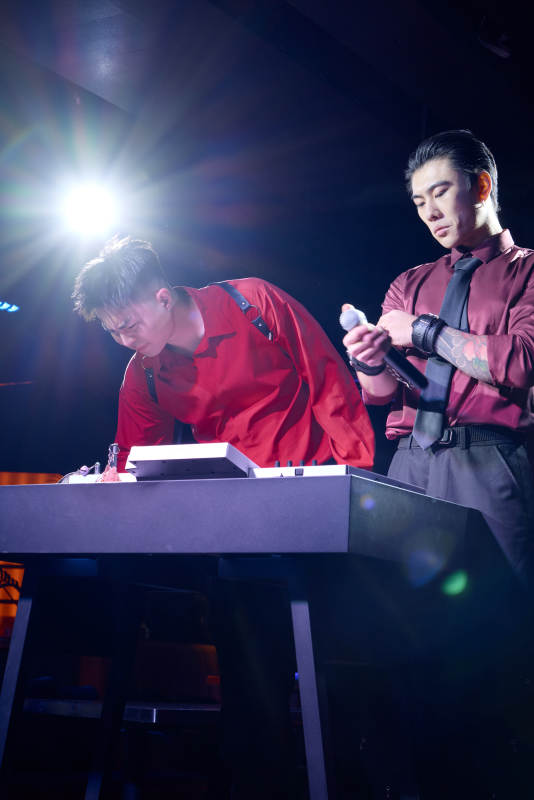 烧烤店后厨的厨师在烤炉上的烤制美食肉串图片