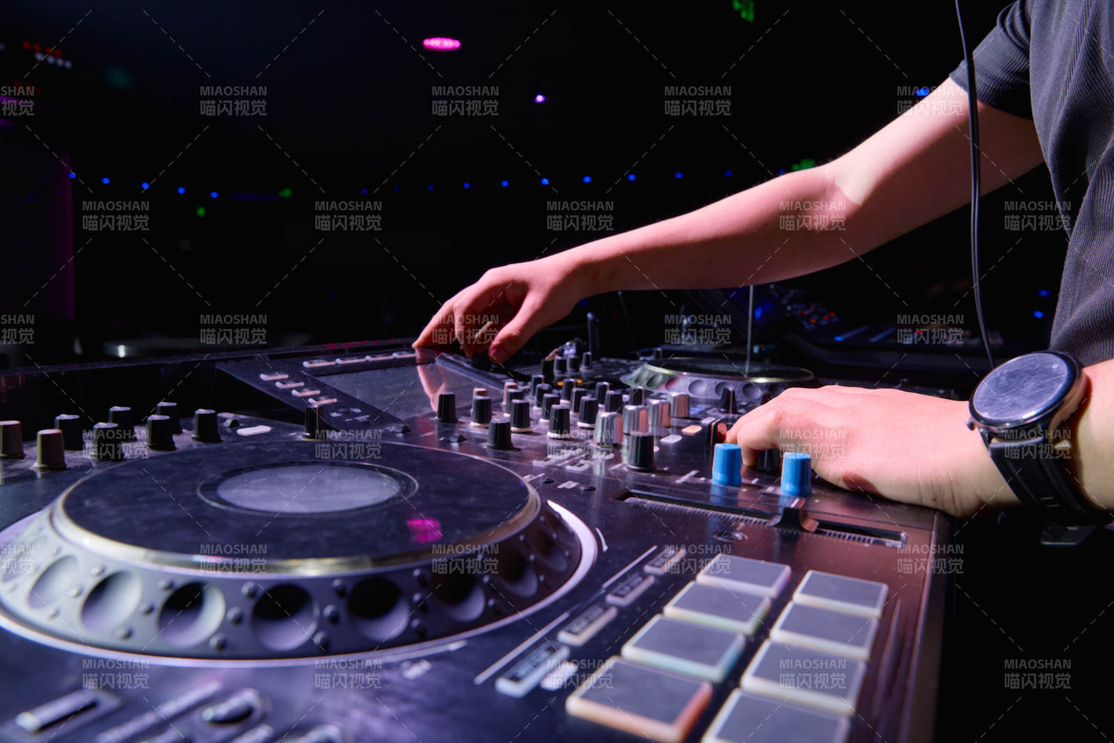 酒吧夜店进行才艺表演的男性音乐DJ图片