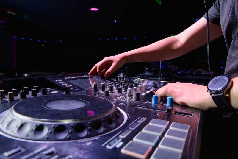 酒吧夜店进行才艺表演的男性音乐DJ图片