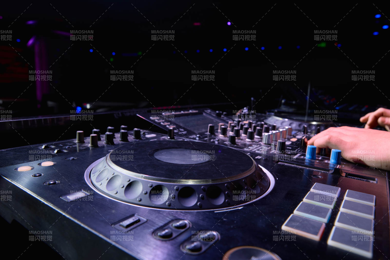 酒吧夜店进行才艺表演的男性音乐DJ图片