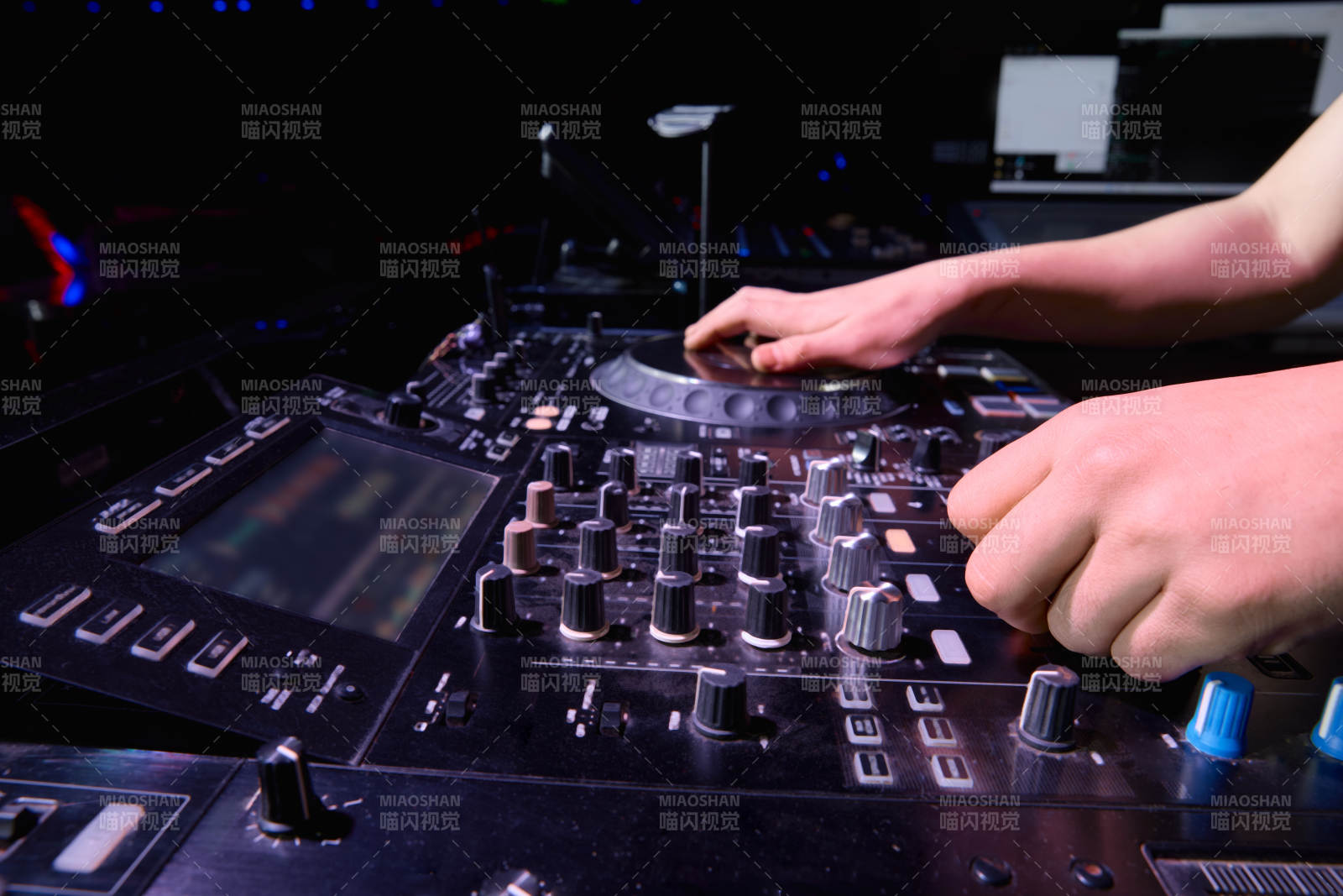 酒吧夜店进行才艺表演的男性音乐DJ图片