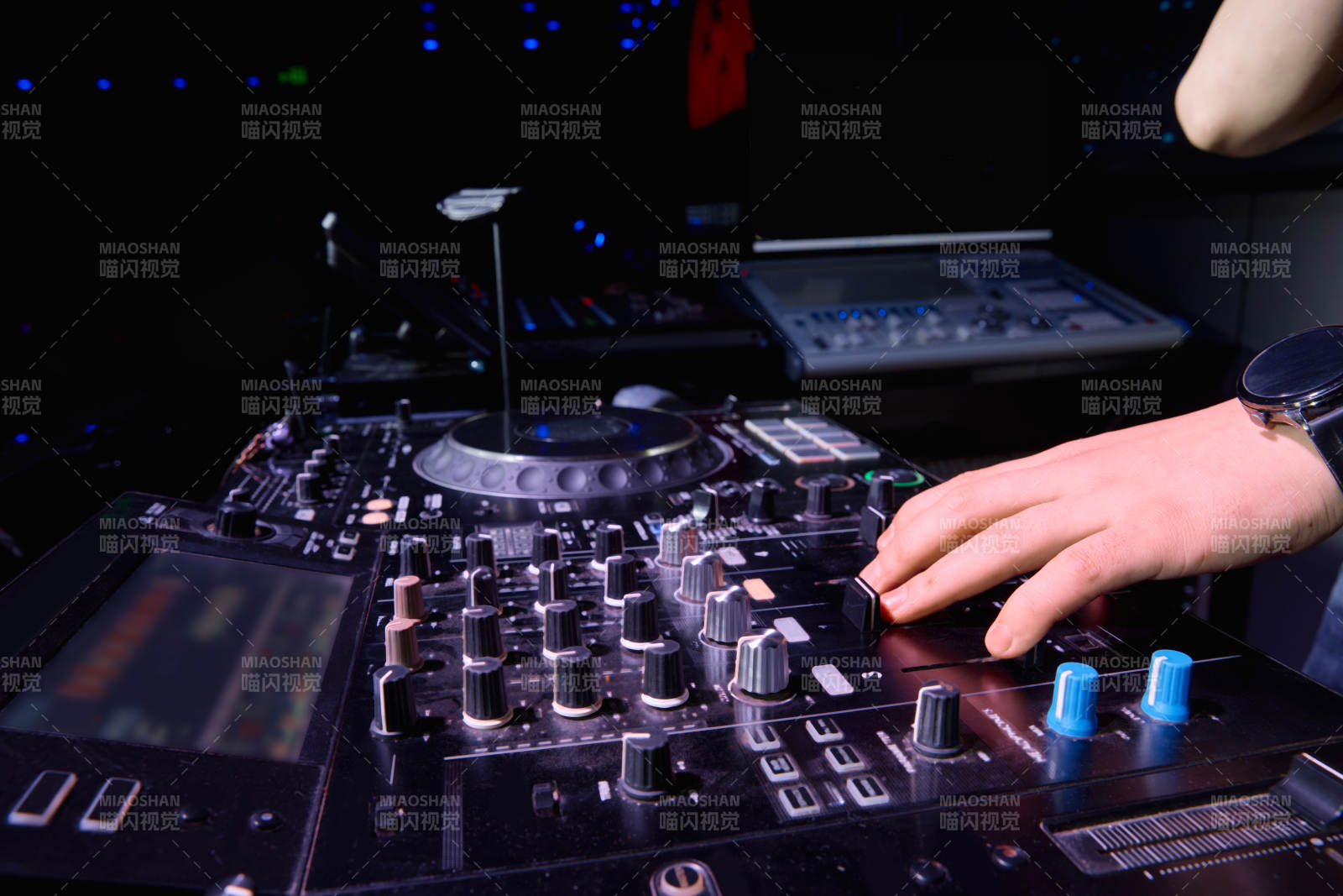 酒吧夜店进行才艺表演的男性音乐DJ图片