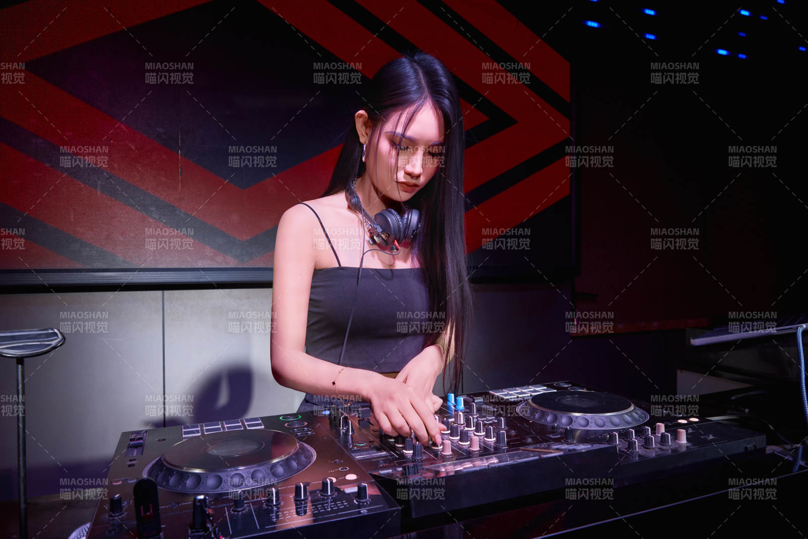 穿着性感黑色吊带裙的女DJ在打碟图片